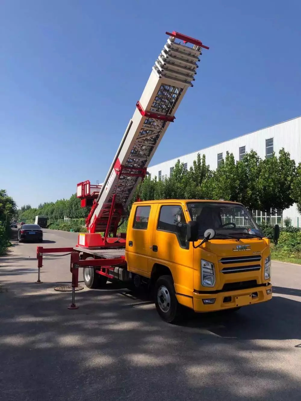 内乡附近的云梯车出租服务：轻松解决高空作业需求