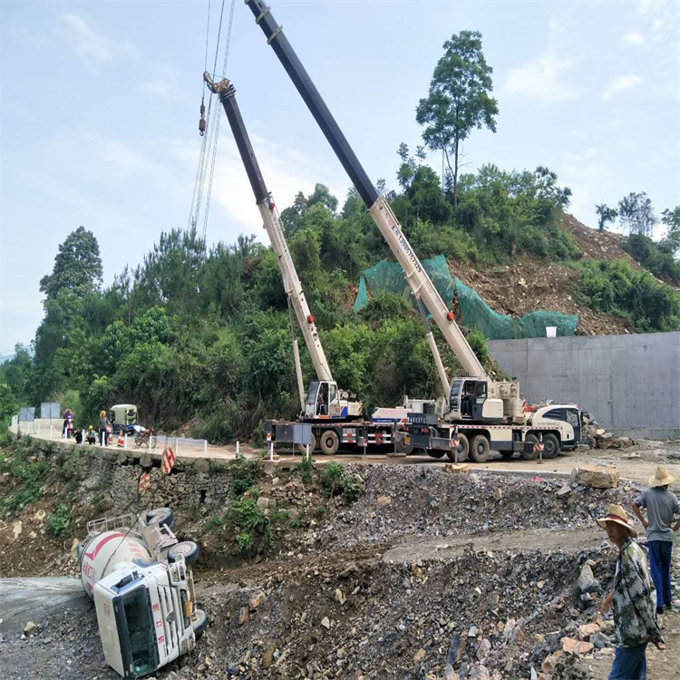 内乡汽车掉沟里叫吊车救援要多少钱